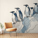 Une pièce moderne avec un papier peint représentant des pingouins stylisés en lignes noires et nuances de bleu, créant une atmosphère artistique et apaisante.
