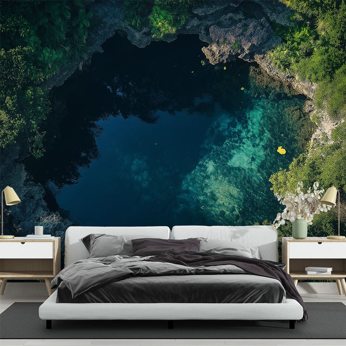 Papier peint piscine naturelle avec reflet cristallin entouré de verdure luxuriante pour chambre moderne