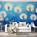 Papier peint pissenlit avec fleurs de pissenlit sur fond bleu apaisant pour salon moderne.