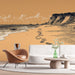 Une pièce moderne avec un papier peint représentant une plage stylisée aux tons ocres et noirs, évoquant une ambiance sereine et contemplative.