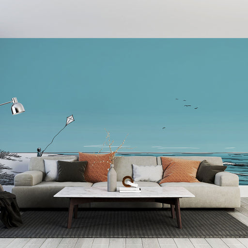 Un salon moderne avec un papier peint représentant un paysage marin minimaliste en bleu, évoquant une atmosphère calme et apaisante.