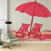 Une pièce moderne avec un papier peint illustrant des chaises longues et un parasol rose sur fond beige, évoquant une ambiance estivale et décontractée.