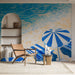 Une pièce lumineuse avec un papier peint artistique représentant des parasols bleus sur fond clair évoquant une ambiance estivale et relaxante.