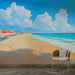 Une pièce lumineuse avec un papier peint représentant une plage ensoleillée, des parasols rouges et des vagues turquoise créant une atmosphère estivale et relaxante.