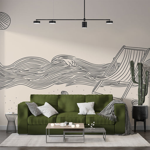 Un salon contemporain avec un papier peint illustratif représentant des vagues stylisées et une chaise longue sur fond clair, créant une ambiance relaxante et estivale.