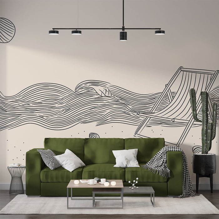 Un salon contemporain avec un papier peint illustratif représentant des vagues stylisées et une chaise longue sur fond clair, créant une ambiance relaxante et estivale.