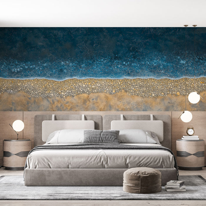 Une chambre moderne avec un papier peint évoquant une plage, mêlant des teintes de bleu profond et de sable doré, créant une atmosphère apaisante et relaxante.