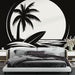 Une chambre moderne avec un papier peint monochrome représentant un palmier et une planche de surf, évoquant une ambiance relaxante et estivale.