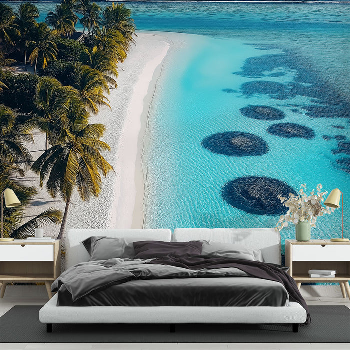 Une chambre moderne avec un papier peint représentant une plage paradisiaque aux eaux turquoise et aux palmiers, créant une atmosphère relaxante et estivale.