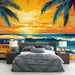Une chambre moderne avec un papier peint tropical représentant un coucher de soleil vibrant sur la mer, évoquant une ambiance estivale et relaxante.