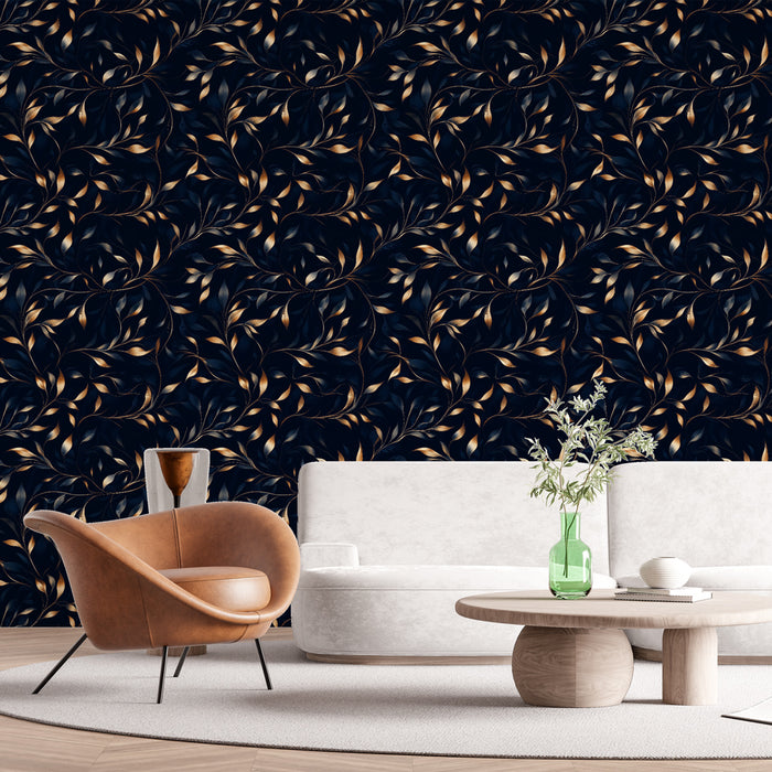 Un salon élégant avec un papier peint floral noir et doré, aux motifs de feuillage délicat, créant une ambiance sophistiquée et chaleureuse.