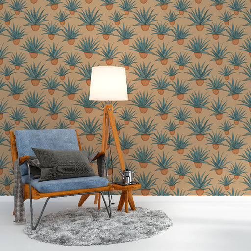 Une chambre accueillante avec un papier peint représentant des plantes d'agave stylisées en bleu sur fond beige, créant une atmosphère naturelle et chaleureuse.