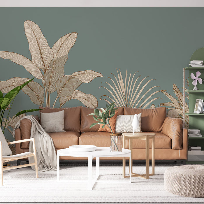 Un salon moderne avec un papier peint tropical vert doux orné de grandes feuilles dorées, créant une atmosphère chaleureuse et apaisante.