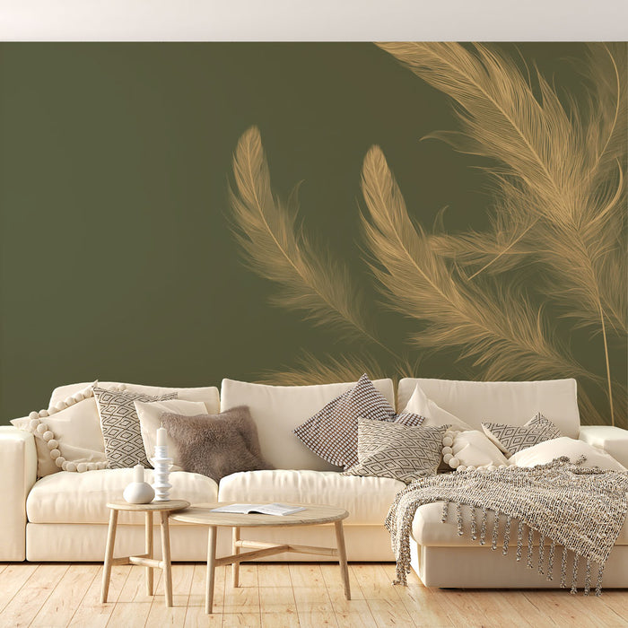 Un salon élégant avec un papier peint vert olive orné de grandes plumes dorées, créant une atmosphère chaleureuse et apaisante.