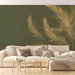 Un salon élégant avec un papier peint vert olive orné de grandes plumes dorées, créant une atmosphère chaleureuse et apaisante.