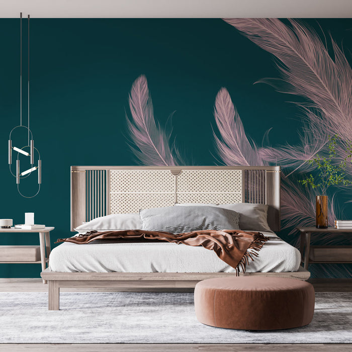 Une chambre moderne avec un papier peint bleu profond orné de grandes plumes roses, créant une ambiance élégante et apaisante.