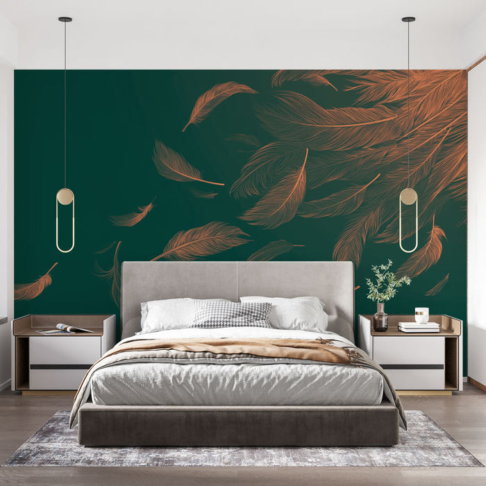 Une chambre moderne avec un papier peint vert foncé orné de plumes dorées flottantes, créant une atmosphère élégante et apaisante.