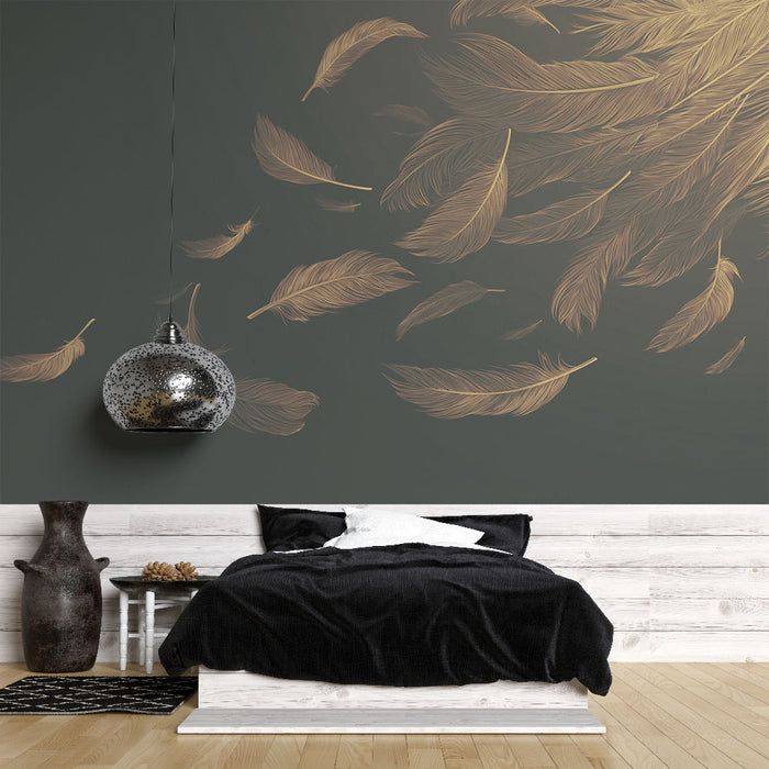 Une chambre élégante avec un papier peint vert foncé orné de plumes dorées flottantes créant une atmosphère apaisante et raffinée.