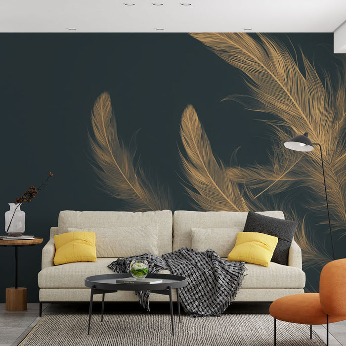 Un salon moderne avec un papier peint représentant de grandes plumes dorées sur fond bleu nuit, créant une ambiance élégante et chaleureuse.