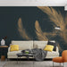 Un salon moderne avec un papier peint représentant de grandes plumes dorées sur fond bleu nuit, créant une ambiance élégante et chaleureuse.