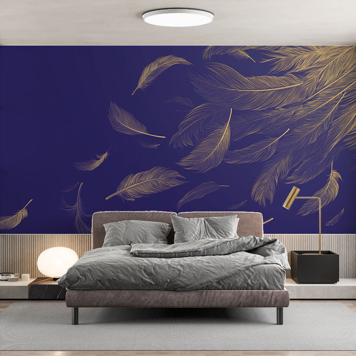Une chambre moderne avec un papier peint bleu nuit orné de plumes dorées délicates, créant une atmosphère élégante et apaisante.