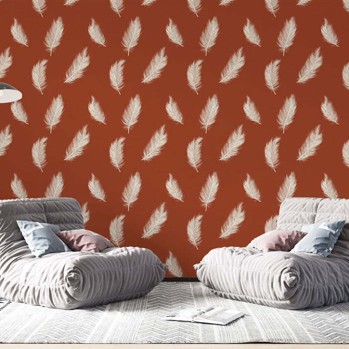 Un salon moderne avec un papier peint terracotta orné de plumes blanches créant une atmosphère chaleureuse et accueillante.