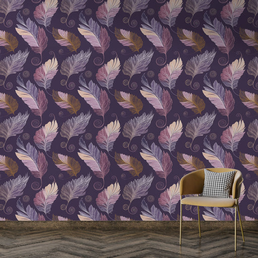 Une pièce élégante avec un papier peint aux motifs de plumes colorées sur fond violet, créant une atmosphère artistique et chaleureuse.
