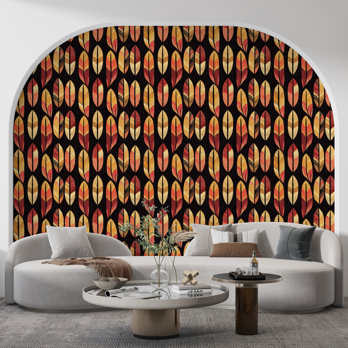 Un salon moderne avec un papier peint aux motifs de plumes stylisées dans des teintes chaudes de rouge, orange et doré sur fond noir, créant une ambiance chaleureuse et accueillante.