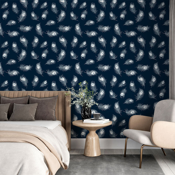 Une chambre élégante avec un papier peint bleu nuit orné de plumes blanches délicates, créant une atmosphère sophistiquée et apaisante.