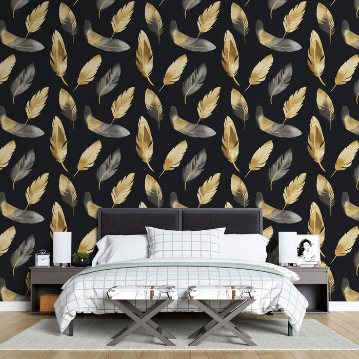 Une chambre élégante avec un papier peint noir orné de plumes dorées et argentées, créant une atmosphère chic et apaisante.