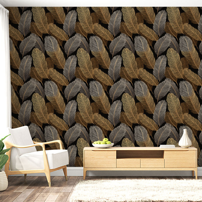 Un salon moderne avec un papier peint représentant des plumes dorées, argentées et brunes sur fond noir, créant une ambiance élégante et chaleureuse.