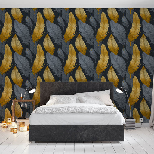 Une chambre moderne avec un papier peint élégant représentant des plumes grises et dorées sur fond noir, créant une atmosphère chaleureuse et sophistiquée.