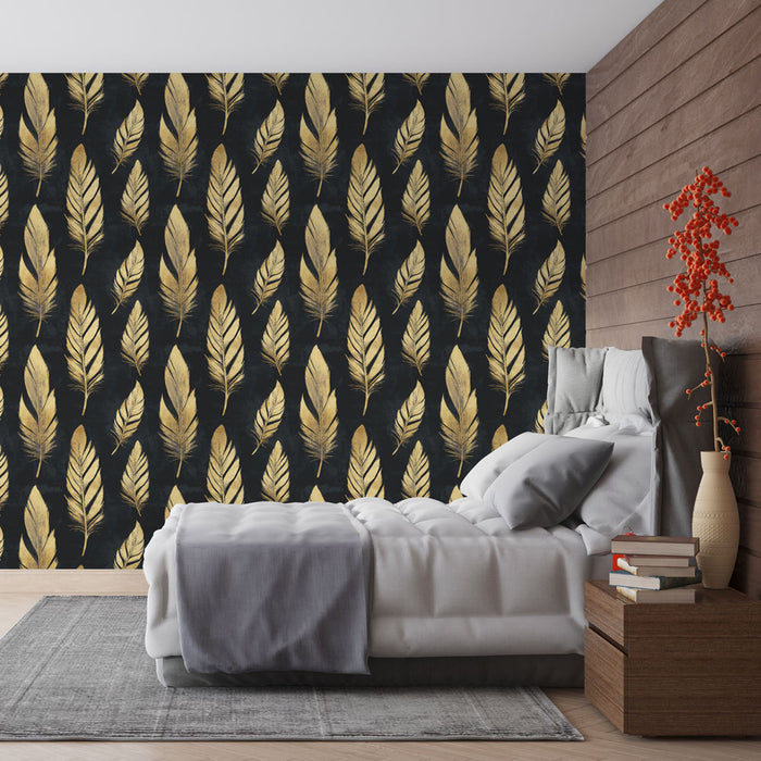 Une chambre moderne avec un papier peint noir orné de plumes dorées, créant une ambiance élégante et sophistiquée.