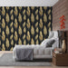 Une chambre moderne avec un papier peint noir orné de plumes dorées, créant une ambiance élégante et sophistiquée.