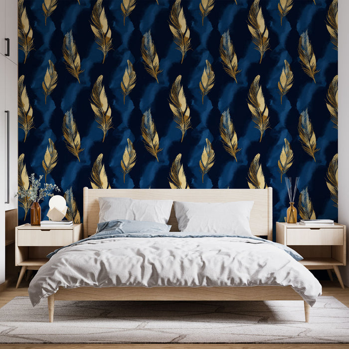 Une chambre moderne avec un papier peint bleu nuit orné de plumes dorées, créant une atmosphère élégante et apaisante.