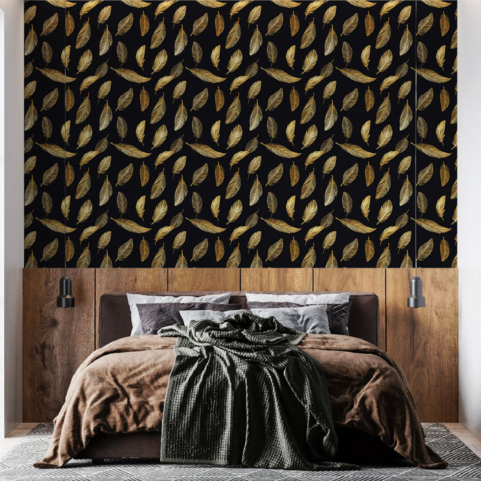 Une chambre moderne avec un papier peint noir orné de feuilles dorées et argentées, créant une ambiance élégante et chaleureuse.
