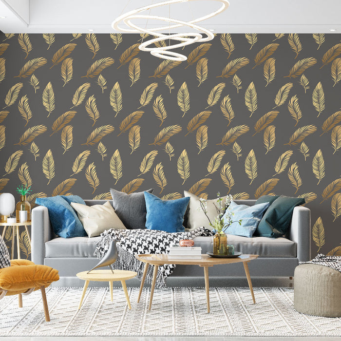 Un salon moderne avec un papier peint élégant représentant des plumes dorées sur fond gris, créant une atmosphère chaleureuse et raffinée.