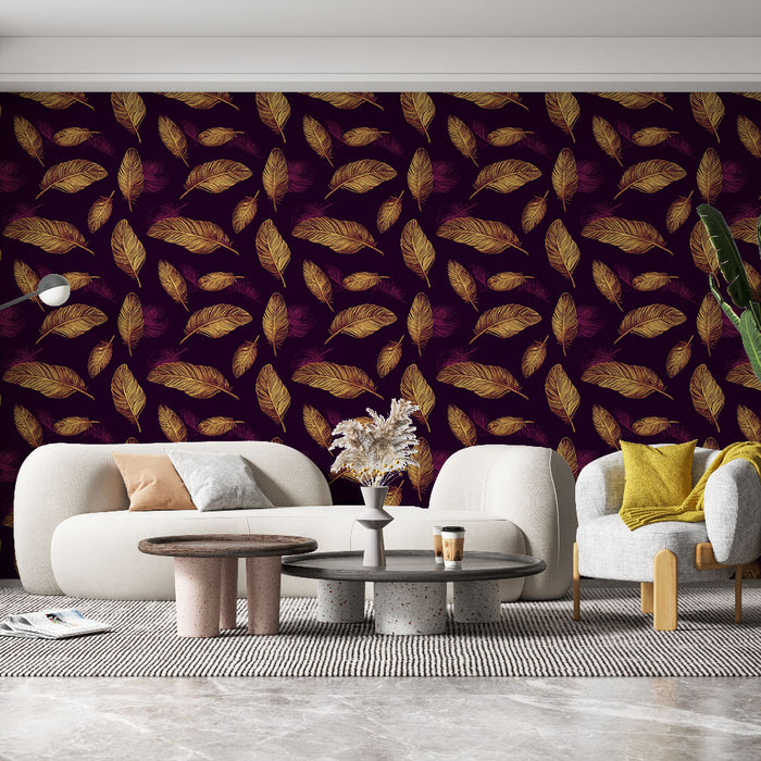 Un salon élégant avec un papier peint représentant des feuilles dorées sur fond violet, créant une atmosphère chaleureuse et sophistiquée.