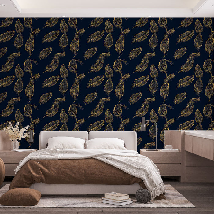 Une chambre moderne avec un papier peint bleu nuit orné de motifs de plumes dorées, créant une ambiance élégante et apaisante.