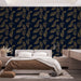 Une chambre moderne avec un papier peint bleu nuit orné de motifs de plumes dorées, créant une ambiance élégante et apaisante.