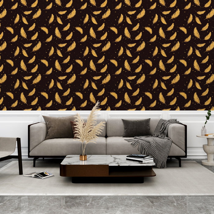 Un salon moderne avec un papier peint représentant des plumes dorées sur fond brun, créant une atmosphère élégante et chaleureuse.
