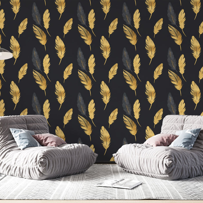 Un salon contemporain avec un papier peint noir orné de plumes dorées et grises, créant une ambiance élégante et chaleureuse.