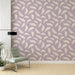 Une pièce moderne avec un papier peint mauve orné de délicates plumes blanches, créant une atmosphère douce et apaisante.