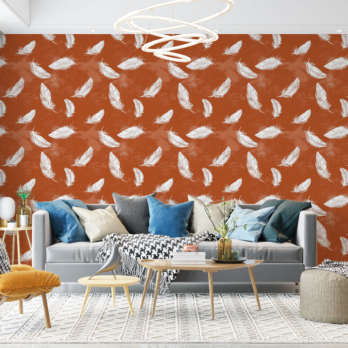 Un salon moderne avec un papier peint terracotta orné de plumes blanches sur fond texturé, créant une ambiance chaleureuse et accueillante.