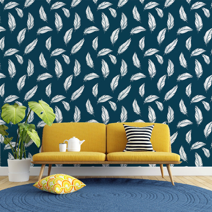 Un salon moderne avec un papier peint bleu nuit orné de plumes blanches, créant une atmosphère élégante et apaisante.