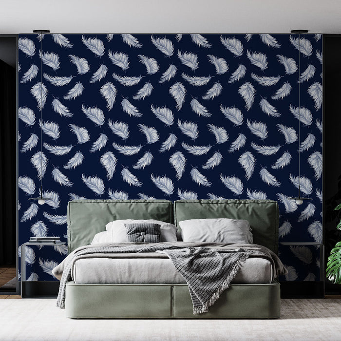 Une chambre moderne avec un papier peint bleu nuit orné de plumes blanches, créant une atmosphère apaisante et élégante.