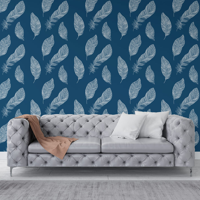Un salon élégant avec un papier peint bleu profond orné de motifs de plumes blanches, créant une atmosphère apaisante et contemporaine.