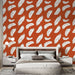 Une chambre moderne avec un papier peint terracotta orné de plumes blanches, créant une ambiance chaleureuse et accueillante.
