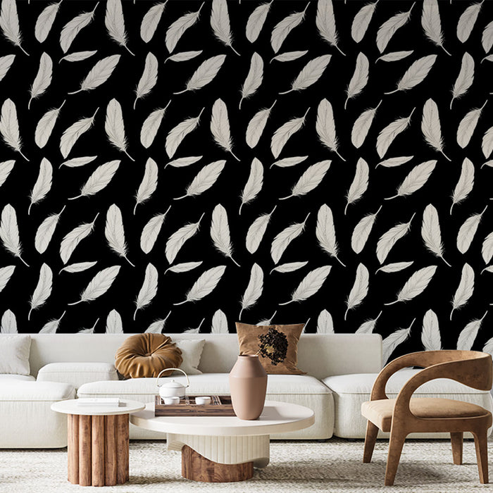 Un salon moderne avec un papier peint noir orné de plumes blanches délicates, créant une atmosphère élégante et apaisante.