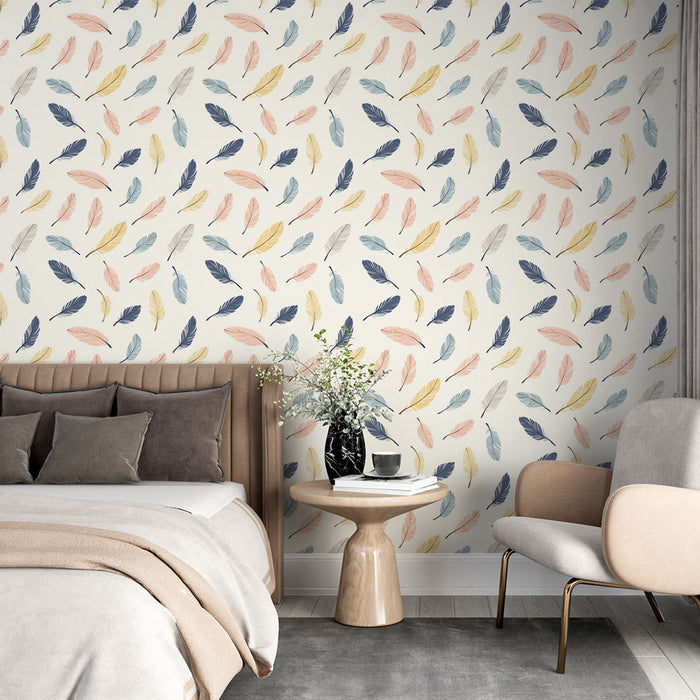 Une chambre élégante avec un papier peint aux motifs de plumes colorées sur fond clair, créant une atmosphère douce et apaisante.